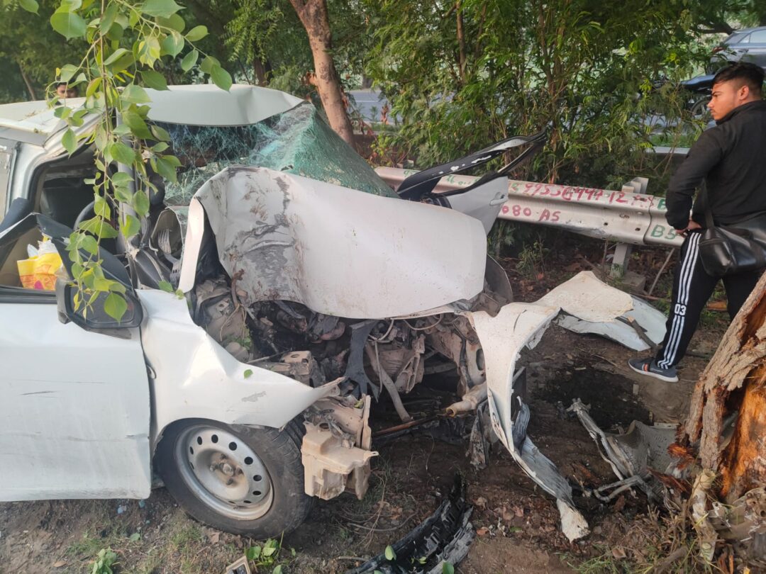 Noida Accident: पेड़ से टकराई कार