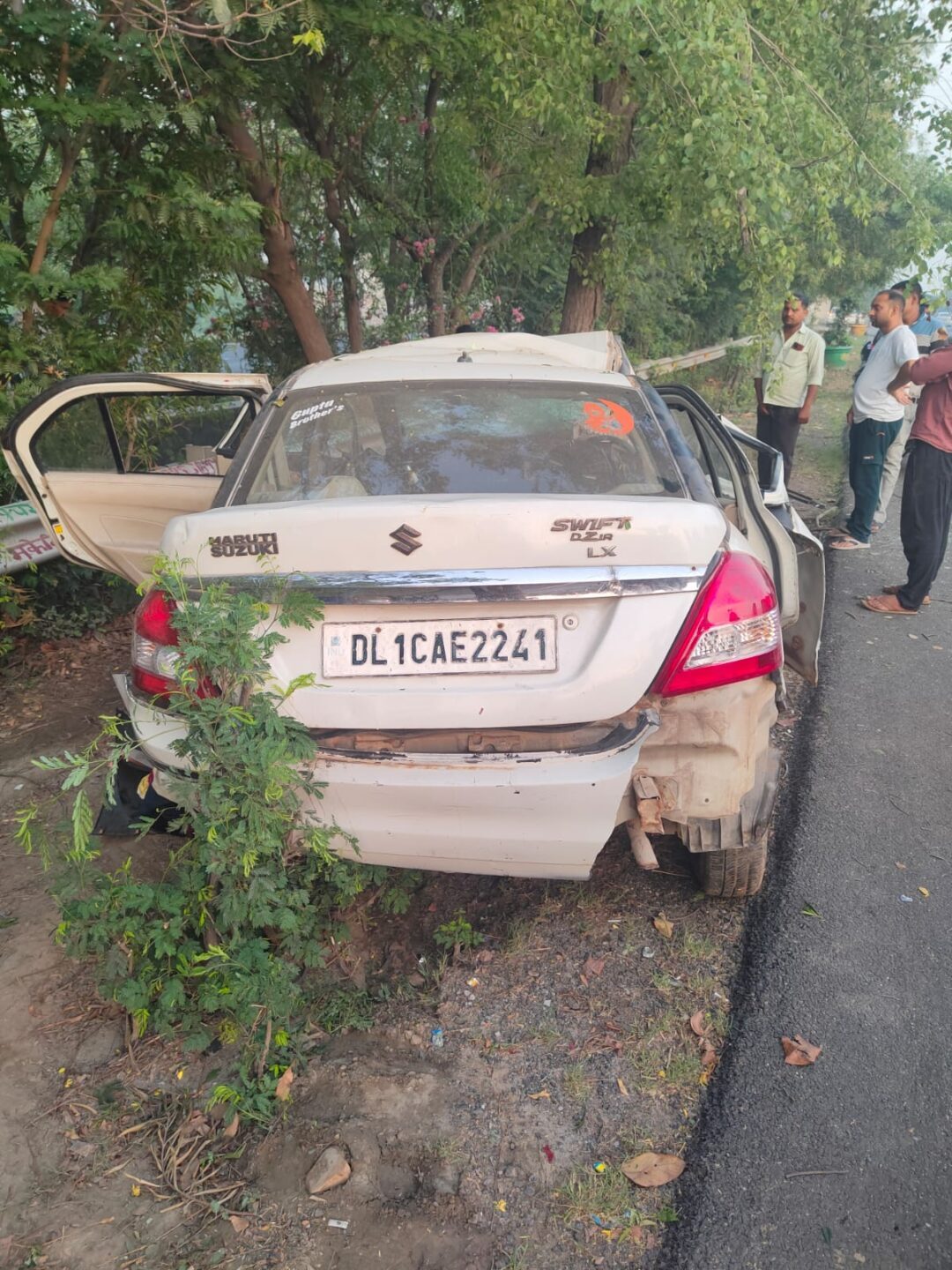 Noida Accident: शादी लौट रहे परिवार की गाड़ी पेड़ से टकराई, तीन की मौत