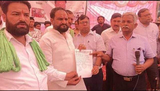The protest at the RTO office proved costly, a case was filed against 100 unknown rickshaw drivers including the national president