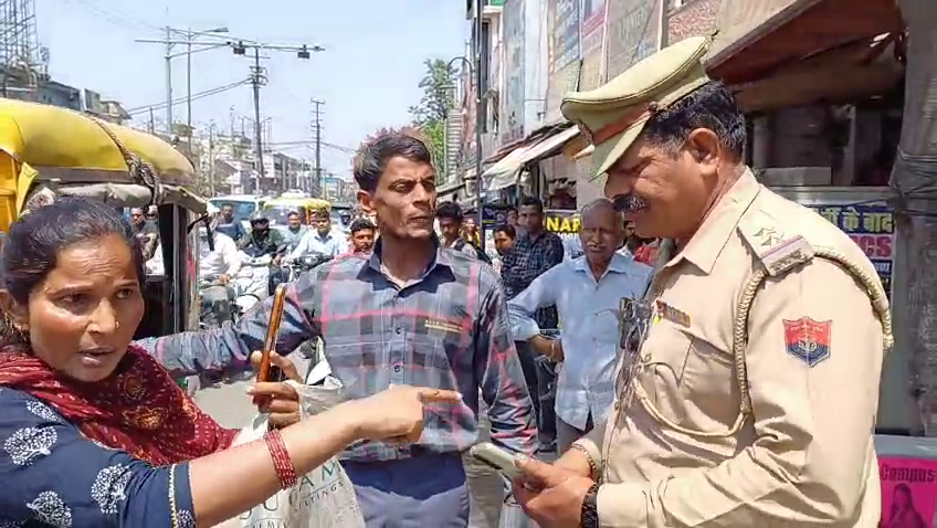 The wife got angry when the police stopped her husbands tempo