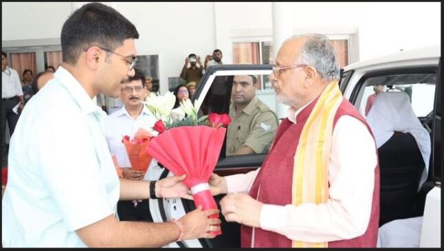 वित्त एवं संसदीय कार्य मंत्री सुरेश खन्ना ने वित्त विभाग के अधिकारियों के साथ बैठक की, लंबित प्रकरणों को निस्तारित करने के दिये निर्देश