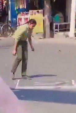 Student tried to remove Pakistani flag from the road