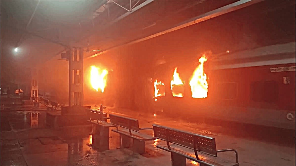 Fire breaks out in Tata Nagar-Ernakulam Express train in Andhra Pradesh, one passenger dead, helpline numbers issued