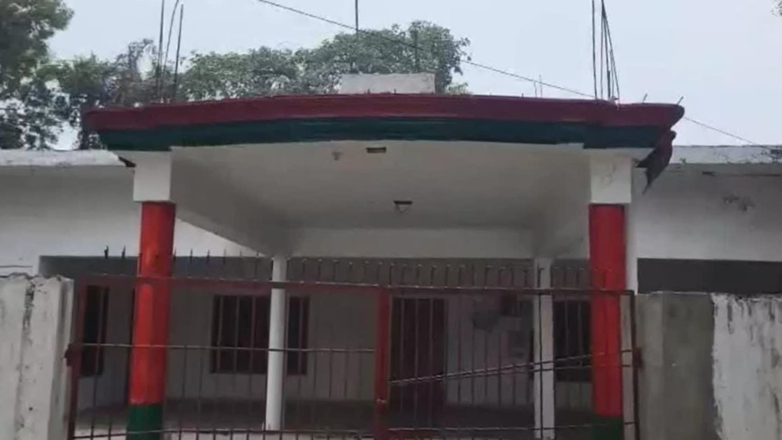 A notice has been issued to vacate the Samajwadi Party office from Sitapur Town Hall, The allotment was cancelled in 2005.