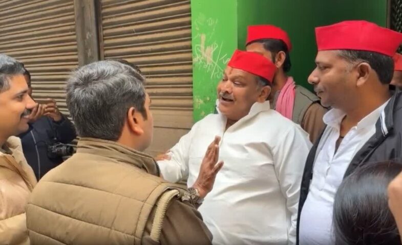 An SP delegation was on its way to Manikarnika Ghat, Police stopped SP Leaders Leading to a clash, SP leaders then staged a protest.