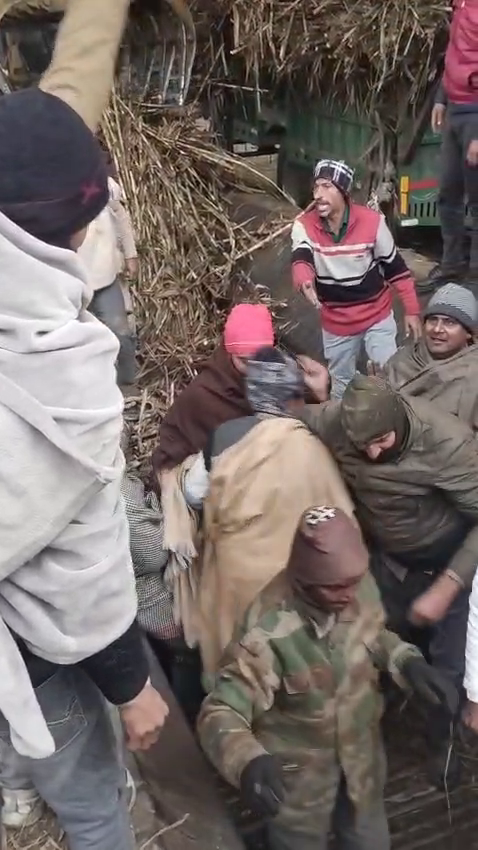 A farmer fell into a crushing machine at Sarsawa sugar mill, Narrowly escaped averting a major accident.