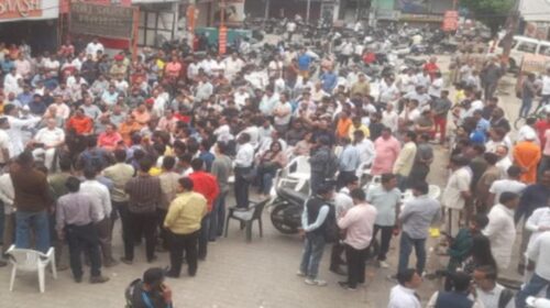 Chaos in Meerut Central Market, Heated exchange between SP and BJP leaders during protest
