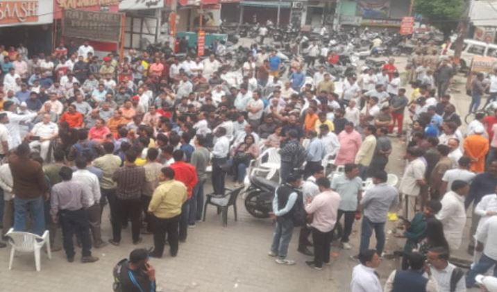 Chaos in Meerut Central Market, Heated exchange between SP and BJP leaders during protest