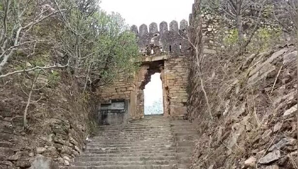 A dispute erupted over a lake and a shrine inside Vijaygarh Fort, Vijaygarh Fort administration has launched an investigation