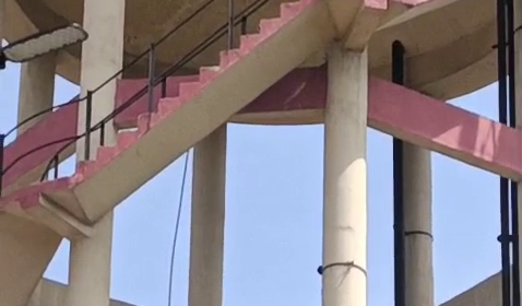 सहारनपुर मेडिकल कॉलेज में हंगामा; सैलरी न मिलने से गुस्साया युवक पानी की टंकी पर चढ़ गया