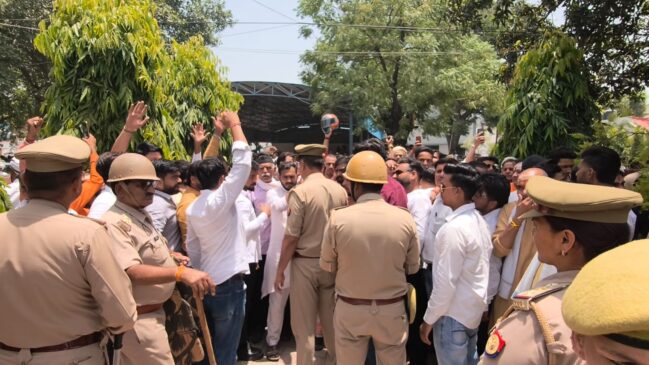 Brahmin community surrounds SSP office in Saharanpur, Protests by reciting Hanuman Chalisa, 1700 temples in the district remain closed