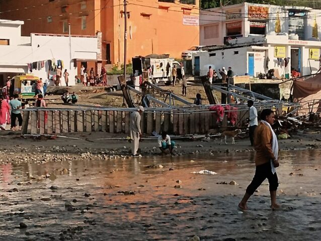शाकंभरी देवी इलाके में पहाड़ों से अचानक पानी का बहाव बढ़ने से दो महिला श्रद्धालुओं की मौत हो गई, जबकि कई ट्रैक्टर ट्रॉली और कारें बह गईं