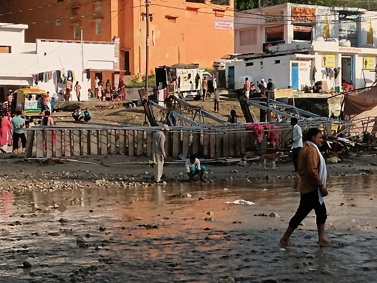 शाकंभरी देवी इलाके में पहाड़ों से अचानक पानी का बहाव बढ़ने से दो महिला श्रद्धालुओं की मौत हो गई, जबकि कई ट्रैक्टर ट्रॉली और कारें बह गईं