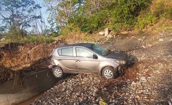 शाकंभरी देवी इलाके में पहाड़ों से अचानक पानी का बहाव बढ़ने से दो महिला श्रद्धालुओं की मौत हो गई, जबकि कई ट्रैक्टर ट्रॉली और कारें बह गईं