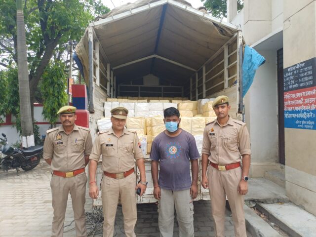 अंडे के बिल का इस्तेमाल करके शराब की तस्करी का भंडाफोड़, हरियाणा से प्रयागराज जा रहा 340 पेटी अवैध शराब ले जा रहा ट्रक जब्त