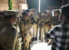 संघर्ष के दौरान एक बुज़ुर्ग आदमी की गोली मारकर हत्या कर दी गई, पुलिस जांच कर रही है, और गांव में तनाव बना हुआ है