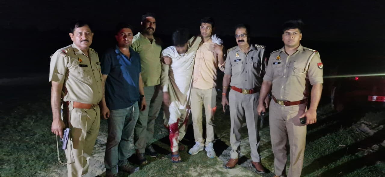 पुलिस एनकाउंटर में एक कुख्यात गो तस्कर घायल हो गया, उसके पास से अवैध हथियार और गोकशी के उपकरण बरामद