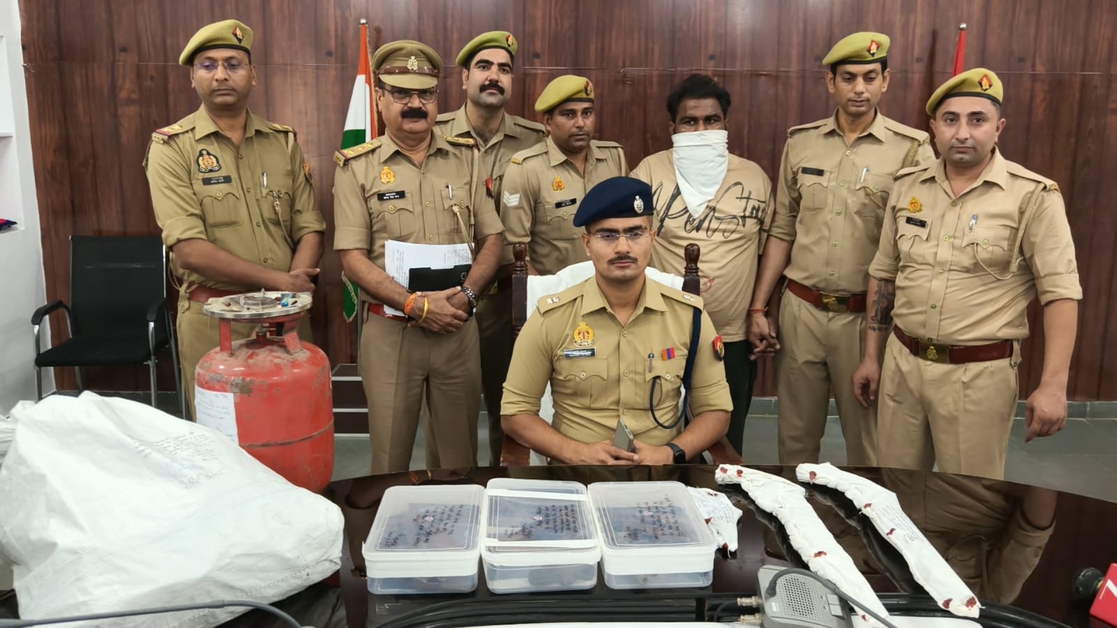 Illegal arms factory busted in Saharanpur, Police nabbed the vicious accused, Recovered a large quantity of weapons and equipment
