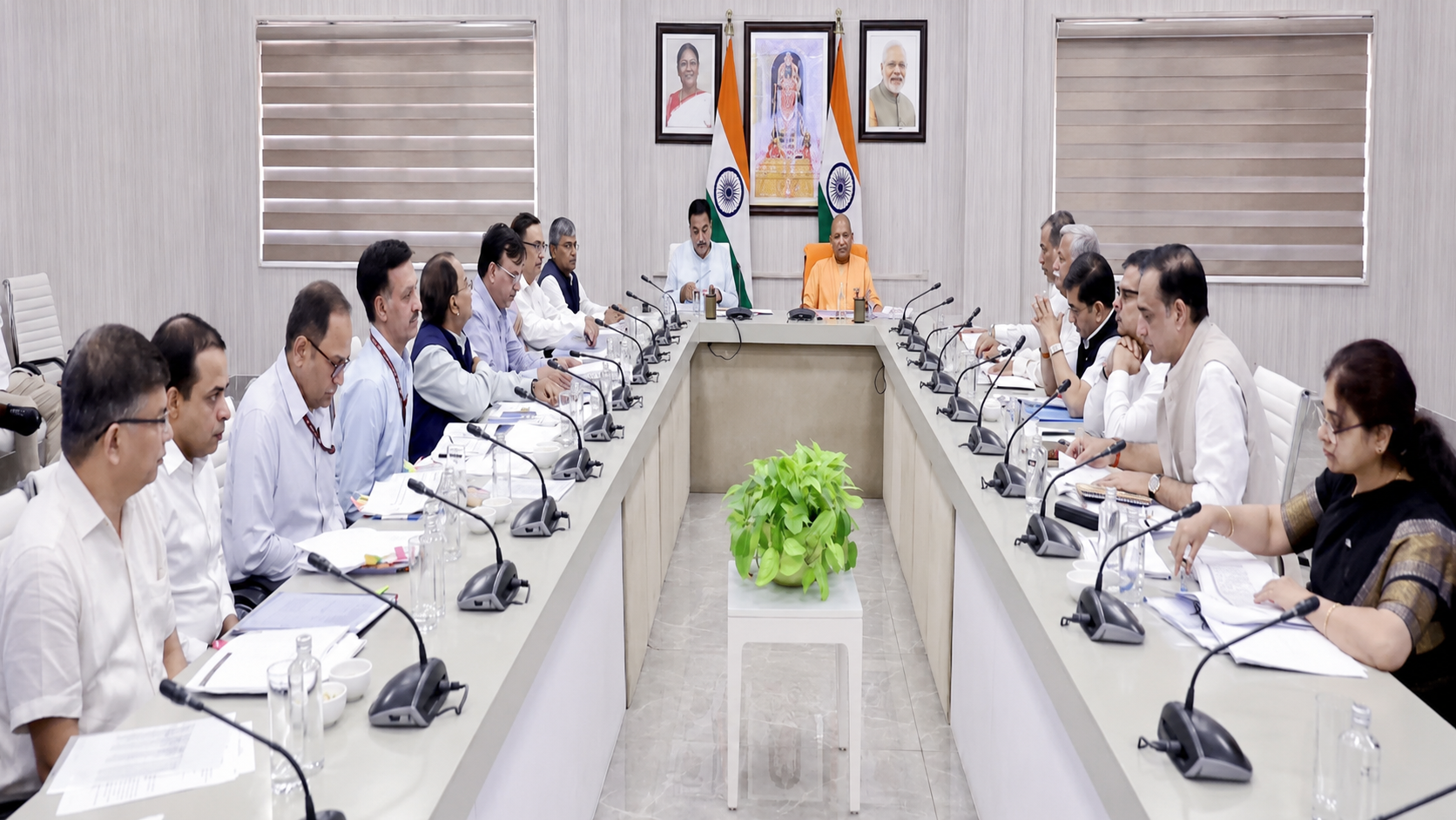 Gadkari Reviewed Road Projects, Lucknow Kanpur Expressway, Nitin Gadkari and Yogi held a meeting,