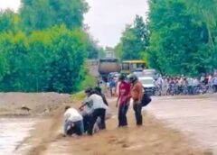 Saharsra river overflows in Saharanpur, Bike riders swept away by strong currents, Villagers save their lives