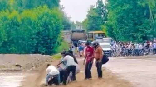 Saharsra river overflows in Saharanpur, Bike riders swept away by strong currents, Villagers save their lives