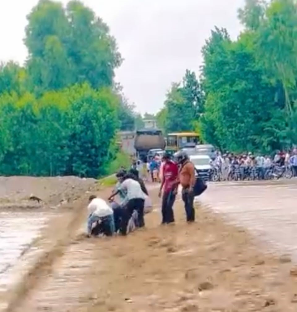 Saharsra river overflows in Saharanpur, Bike riders swept away by strong currents, Villagers save their lives