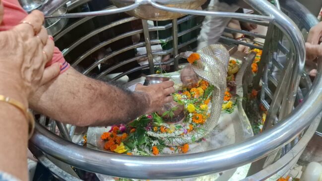 मराठाकालीन भूतेश्वर महादेव मंदिर में उमड़ा शिवभक्तों का सैलाब