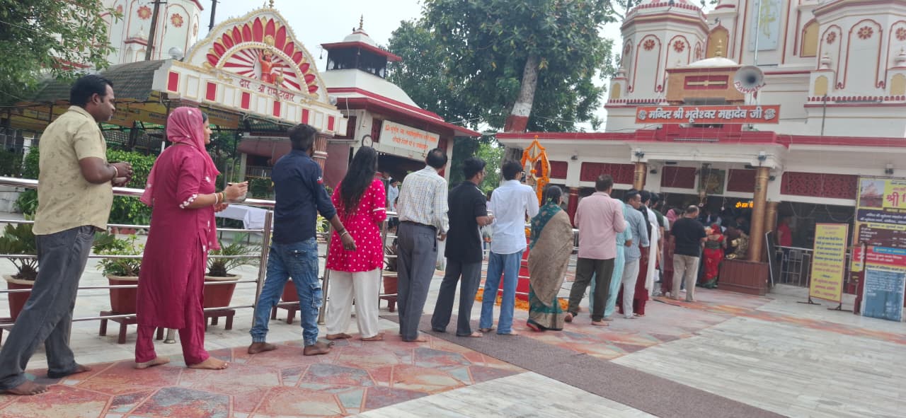 मराठाकालीन भूतेश्वर महादेव मंदिर में उमड़ा शिवभक्तों का सैलाब