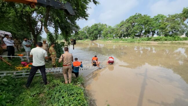 बड़ी नहर में डूबी होंडा सिटी कार को सुरक्षित निकाला, पुलिस और फायर सर्विस की तत्परता से टला बड़ा हादसा