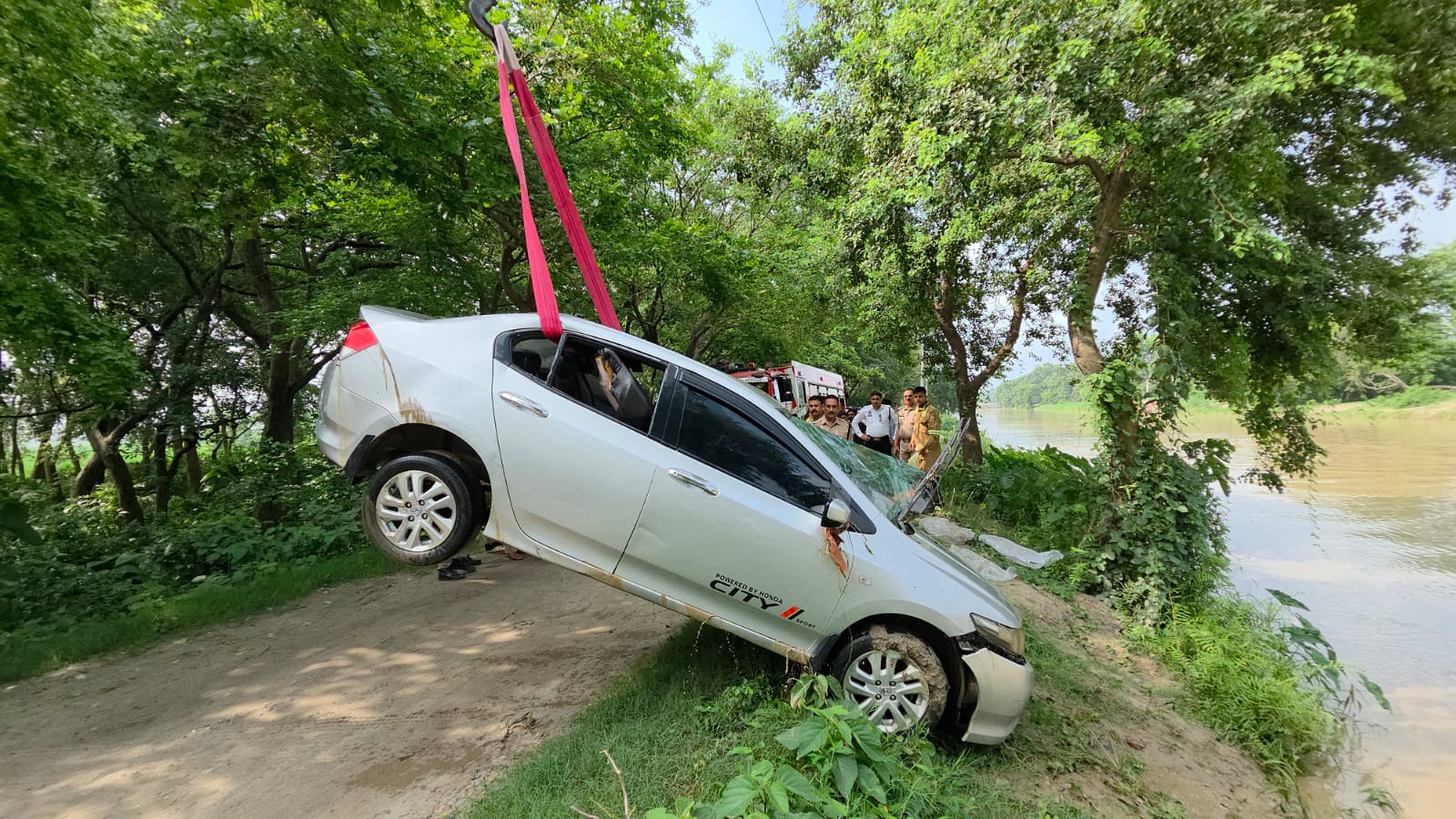 बड़ी नहर में डूबी होंडा सिटी कार को सुरक्षित निकाला, पुलिस और फायर सर्विस की तत्परता से टला बड़ा हादसा