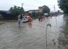 District administration's claims are exposed, Kanwariyas are wading through knee-deep dirty water.