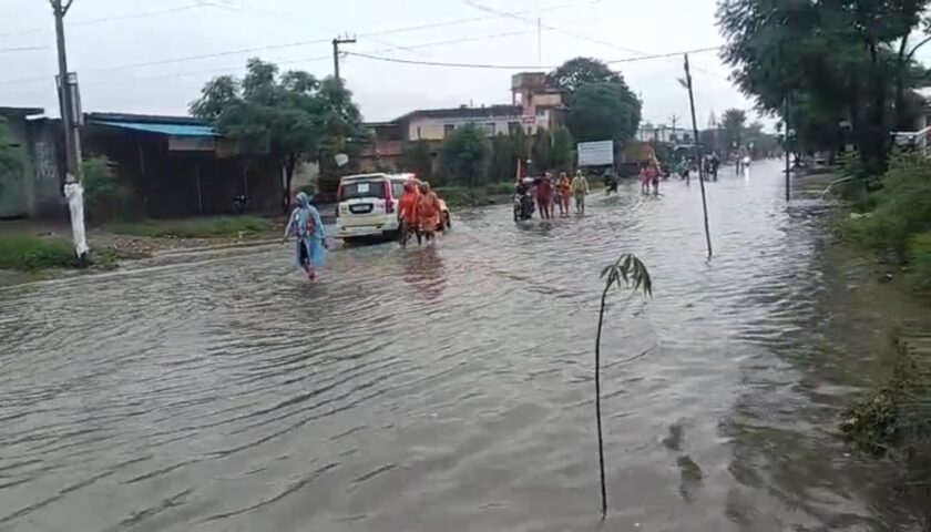 District administration's claims are exposed, Kanwariyas are wading through knee-deep dirty water.