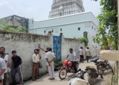 अपने बॉयफ्रेंड से मिलने गई दो नाबालिग छात्राओं ने फांसी लगाने की कोशिश की, एक की मौत हो गई और दूसरी की हालत गंभीर है