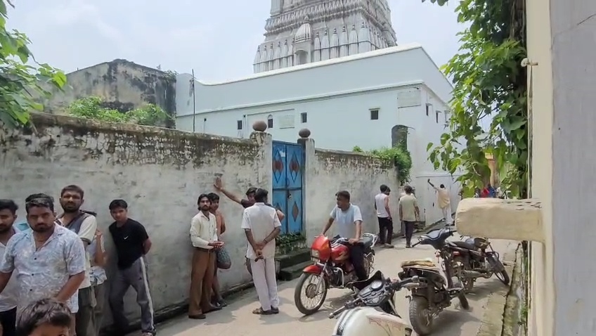 अपने बॉयफ्रेंड से मिलने गई दो नाबालिग छात्राओं ने फांसी लगाने की कोशिश की, एक की मौत हो गई और दूसरी की हालत गंभीर है