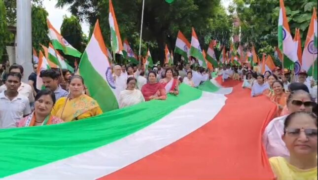 सहारनपुर में तिरंगा यात्रा निकाली गई, जिसमें 151 फुट लंबे तिरंगे ने लोगों का ध्यान खींचा