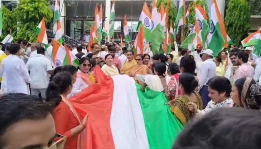 सहारनपुर में तिरंगा यात्रा निकाली गई, जिसमें 151 फुट लंबे तिरंगे ने लोगों का ध्यान खींचा
