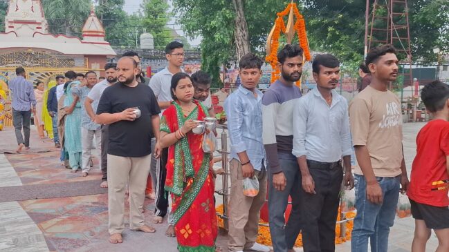 मराठाकालीन भूतेश्वर महादेव मंदिर में उमड़ा शिवभक्तों का सैलाब