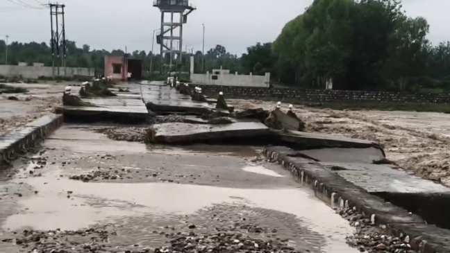 सहारनपुर में भारी बारिश से नदियां उफान पर जाटोवाला में सड़कों पर बहा पानी; गांवों में बाढ़ का खतरा
