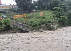 मां के दर्शन की ऐसी आस्था... अचानक उफनी नदी, भागकर बचाई जान; फिर भी नहीं रुके श्रद्धालु