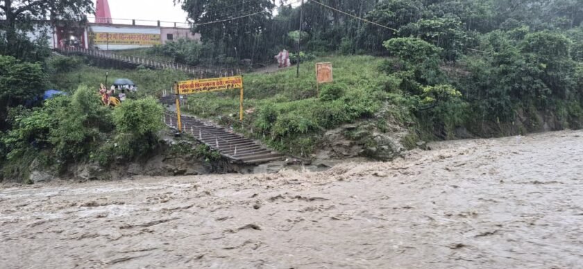 मां के दर्शन की ऐसी आस्था... अचानक उफनी नदी, भागकर बचाई जान; फिर भी नहीं रुके श्रद्धालु