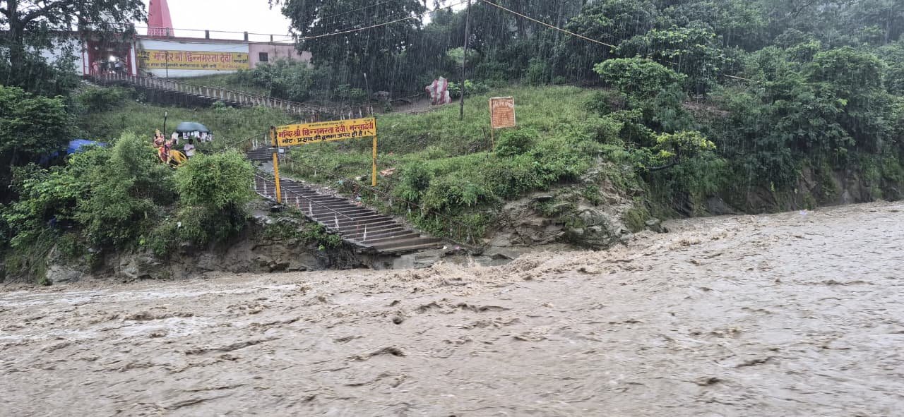 मां के दर्शन की ऐसी आस्था... अचानक उफनी नदी, भागकर बचाई जान; फिर भी नहीं रुके श्रद्धालु