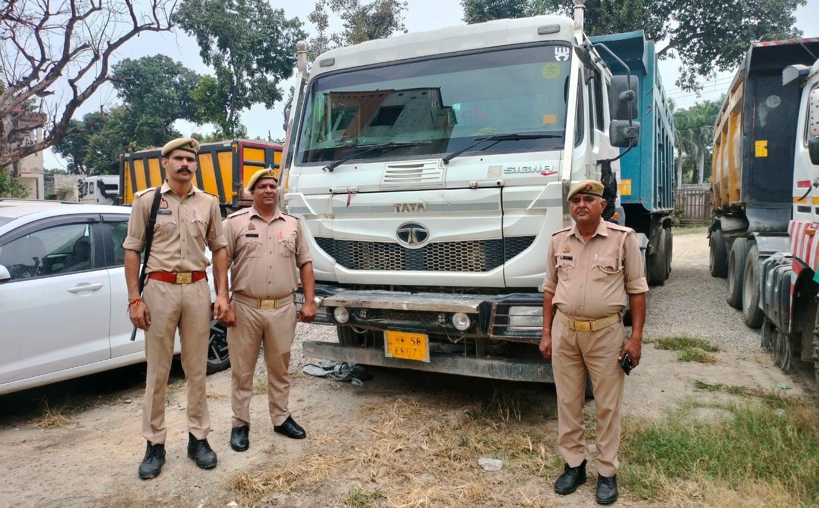 चिलकाना पुलिस की बड़ी कार्रवाई: बिना रॉयल्टी और ओवरलोड खनन सामग्री ले जा रहे 3 डंपर सीज
