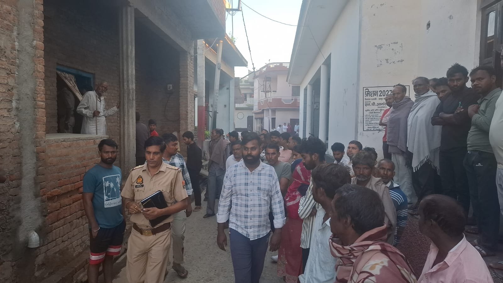Case of the murder of village development officer Komal in Saharanpur; own brother in custody; police are conducting questioning.
