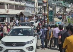 मसूरी में पर्यटकों की भीड़ ने थामी पहाड़ की रफ्तार, 35 किमी का सफर 5 घंटे में