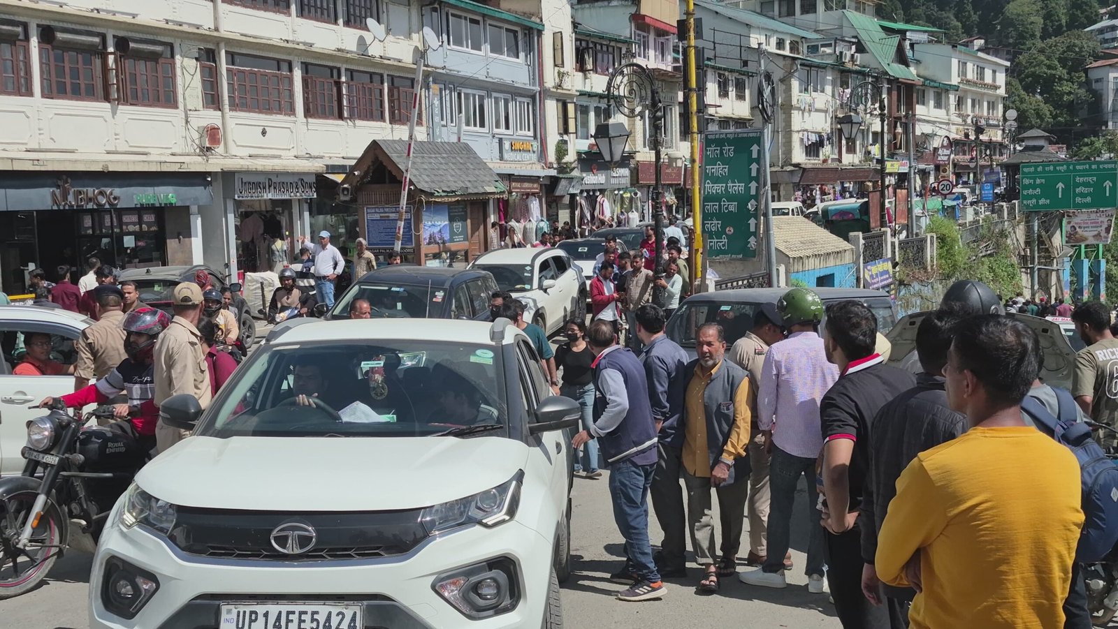 मसूरी में पर्यटकों की भीड़ ने थामी पहाड़ की रफ्तार, 35 किमी का सफर 5 घंटे में