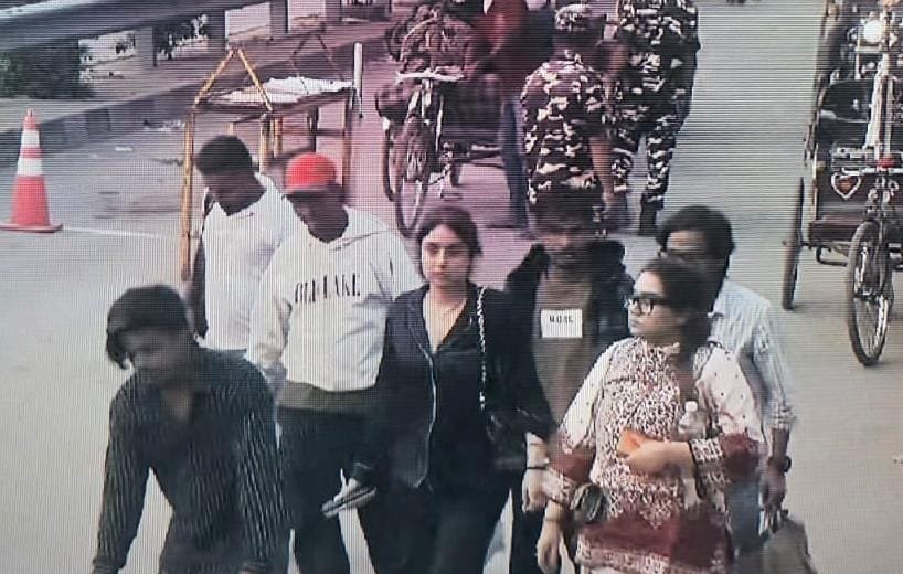 शिवा शर्मा मौत केस: नेपाल में दिखी फरार श्रद्धा दुबे, ई-रिक्शा में सामान लेकर जाती आई नजर